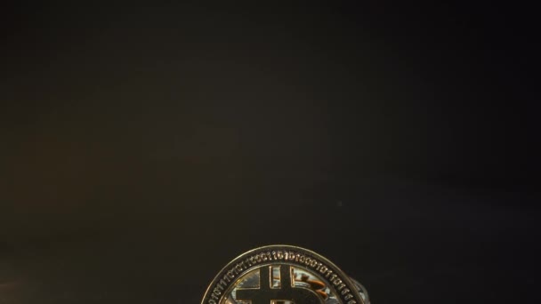 Gold-Bitcoin. Panorama. Nahaufnahme. Blockchain-Technologie. Schwarzer Hintergrund. Viele Gold-Kryptomünzen hinter Bitcoin — Stockvideo