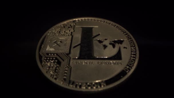 Moeda de ouro Crypto Lite na superfície preta. Luz ilumina moeda digital. Macro shot. Tecnologia de mineração — Vídeo de Stock