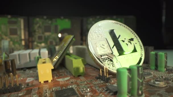 Zilveren digitale crypto munt LITECOIN op het moederbord met CPU en veel HDD harde schijf op de achtergrond. Roterend concept. Blockchain technologie. Mijnbouw. Digitaal geld. — Stockvideo