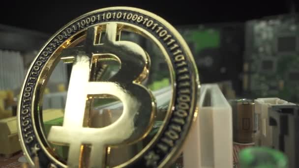 Moneta d'oro BITCOIN btc sulla scheda madre in macro shot con Processore e molti disco rigido HDD. Tecnologia Blockchain. Estrazione. Moneta a metà bit — Video Stock