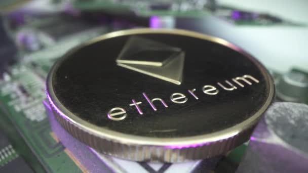 Etherium szimbólum érme forog. Arany népszerű crypto érme. Az alaplap a felszín. Rózsaszín neon fény megvilágítja a digitális valuta. Blokkoláslánc-technológia. — Stock videók