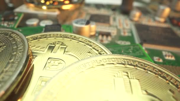 Veel gouden Bitcoins op de microcircuits in Macro schot. Microchip en digitale crypto munten draaien samen. Blockchain technologie — Stockvideo