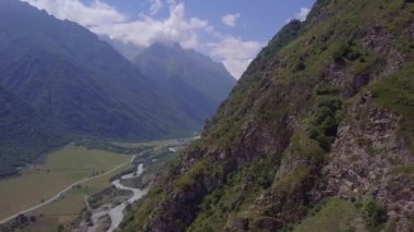 Alp dağlarının hava görüntüsü. Dağların, kayaların, yeşilliklerin, kayalık tepelerin üzerinde uçtular. Orada dokunulmamış bir doğa, güzel bir dağ manzarası vardı.