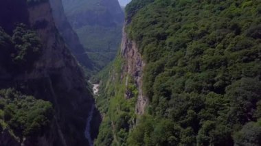 Dağların ortasındaki derin vadi. Vadinin dibinde fırtınalı bir nehir akıyor. İHA atışı