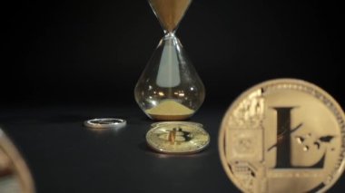 Bitcoin, Litecoin ve diğer altın sikkeler siyah yüzey üzerinde kum saatiyle. Dijital şifreli para birimi. Engelleme zinciri. Madencilik