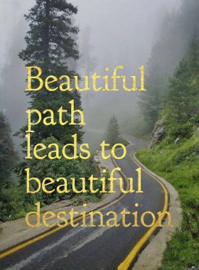 Dağların yanında sisi gösteren güzel bir yol.