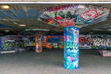 Beton bir köprünün altında tahrip edilmiş.