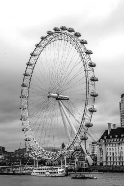 En svartvit bild av London Eye — Stockfoto
