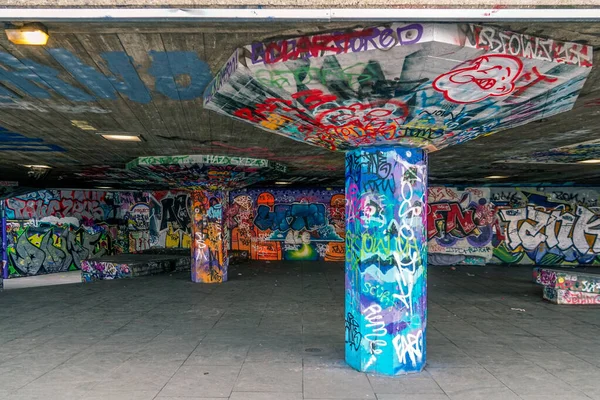 Beton bir köprünün altında tahrip edilmiş.