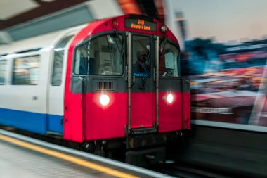 Bir Londra tüpü hareket halinde.