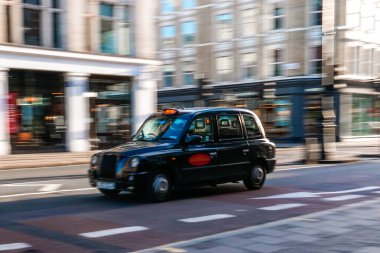Bir Londra taksisi ya da taksisi hareket halinde