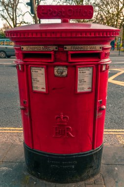 Londra 'da kırmızı bir posta kutusu.