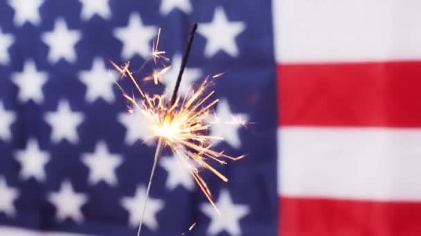 Bengala Ardiendo Sobre Bandera Americana — Vídeos de Stock