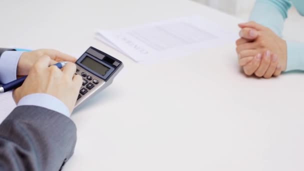 Mujer Financiero Contando Con Calculadora — Vídeo de stock