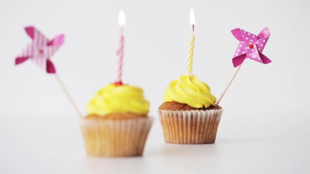 Cupcakes Aniversário Com Vela Ardente — Vídeo de Stock