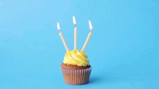 Verjaardag Cupcake Met Drie Brandende Kaarsen — Stockvideo