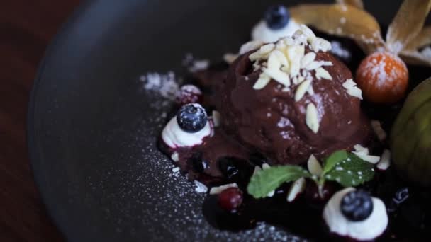 Dessert Crème Glacée Chocolat Sur Assiette — Video