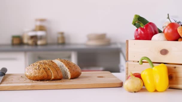 砧板上的面包和家里的蔬菜 — 图库视频影像