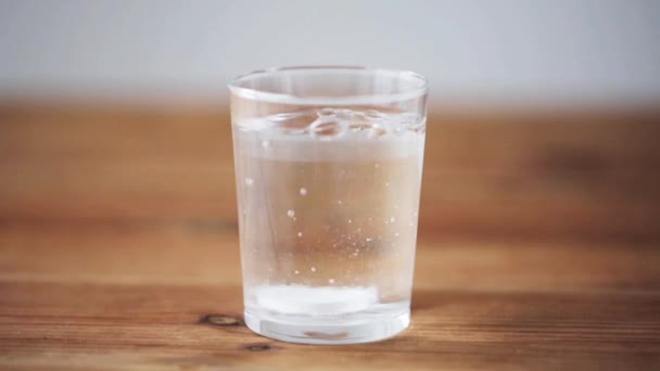 Píldora Efervescente Cayendo Vaso Agua — Vídeo de stock