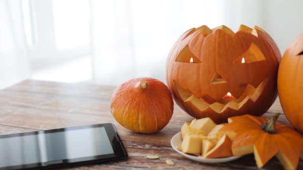 Halloween Jack Lantaarn Pompoenen Met Tablet — Stockvideo