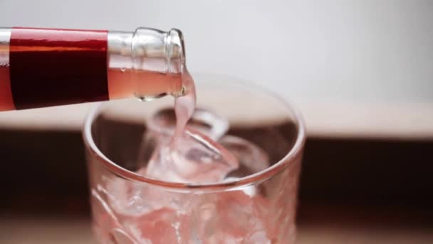 Limonada Que Vierte Botella Vaso Con Hielo — Vídeo de stock