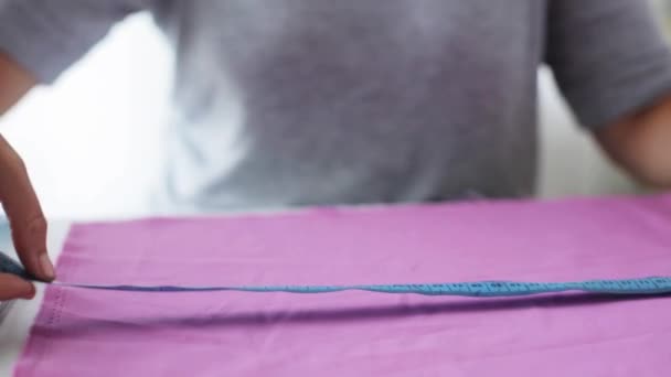 裁缝女人与测量磁带和织物 — 图库视频影像
