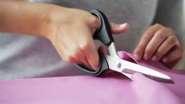 裁缝剪刀切割出织物的女人 — 图库视频影像