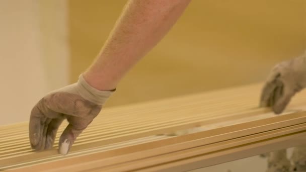 Dělnické Ruce Umísťující Dřevěné Desky Dílny — Stock video