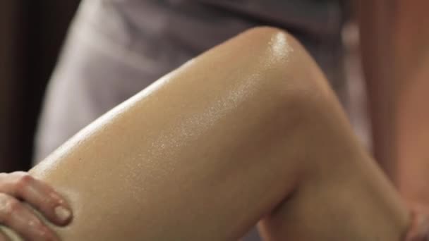 Donna Sdraiata Con Massaggio Alle Gambe Centro Benessere — Video Stock