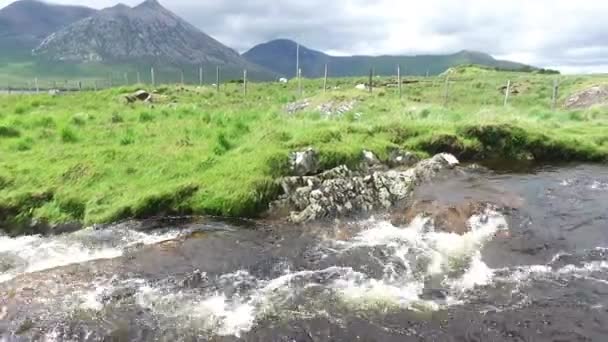 Blick Auf Fluss Und Hügel Bei Connemara Irland — Stockvideo