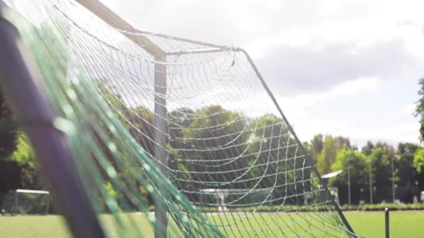 Ball Flyr Inn Fotballnettet Banen – stockvideo