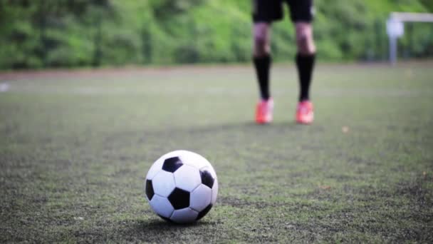 Giocatore Calcio Che Gioca Con Palla Sul Campo — Video Stock