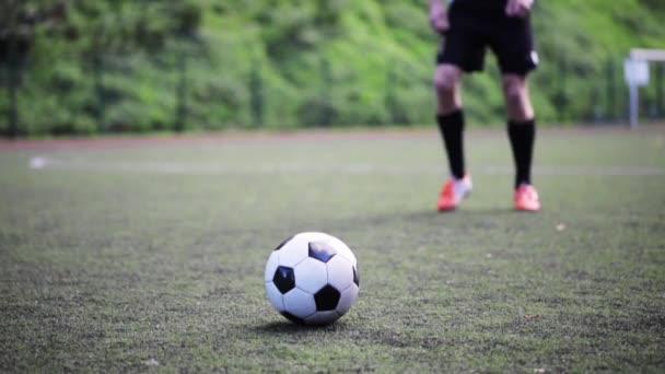 Joueur Football Jouant Avec Ballon Sur Terrain — Video