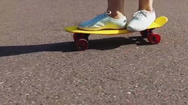 Teenager Mädchen Füße Reiten Kurze Moderne Skateboard — Stockvideo