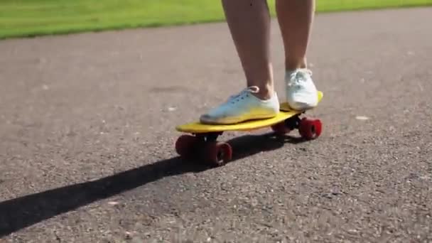 代の少女の足短い現代スケート ボードに乗って — ストック動画