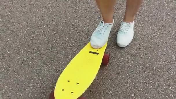 Teenage Girl Foot Putting Short Skateboard End — Stock Video