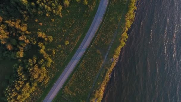 Vista aérea para o mar penhasco e carro dirigindo na estrada — Vídeo de Stock