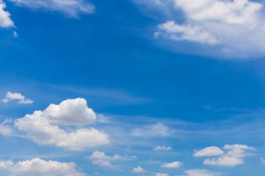 Mavi gökyüzü ve bulutlar tasarım duvar kağıdı veya arkaplan olmak üzere gün içinde