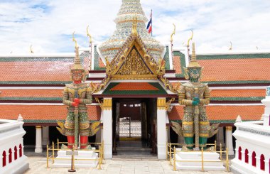 The Royal Grand Palace and Temple of the Emerald Buddha Bangkok, Tayland - 18 Haziran 2020: Tosagirithorn with a red body and Tosagirvan with yeşil body