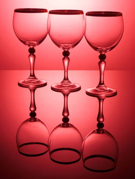 Drei Transparente Weingläser Auf Einem Ding Bein Mit Einer Reflexion — Stockfoto