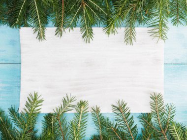 Köknar dallı beyaz ve mavi ahşap Noel arkaplanı. Wi