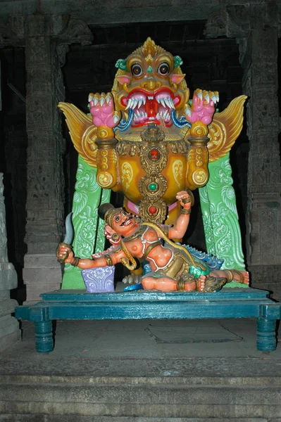Mityczna bestia i figura człowieka w hinduskiej świątyni, Tamil Nadu, Indie — Zdjęcie stockowe