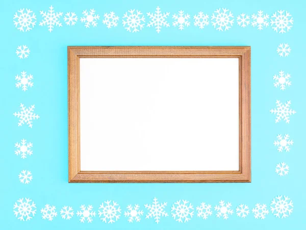 Снежинки и рамка на синем фоне. Рождество и Новый год — стоковое фото