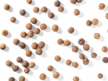 Beyaz arka planda Allspice (Jamaika biberi). Makro fotoğraf