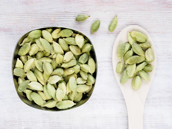 Demir bir bardakta baharat yeşili kakule (Elettaria kakule) 