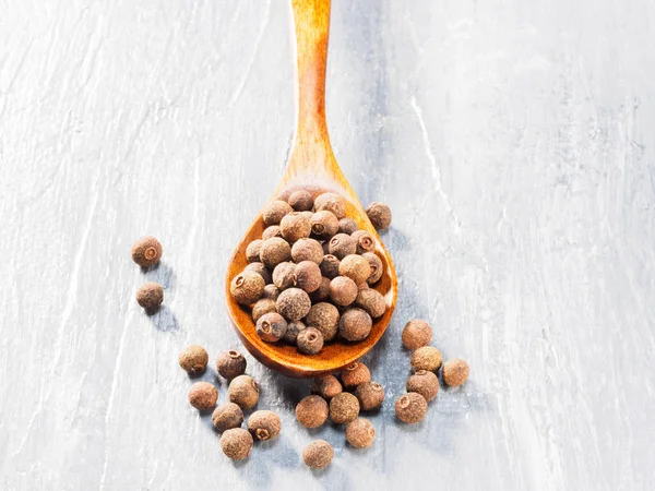 Allspice (Jamaica bors) fakanál függőlegesen szürke cement — Stock Fotó