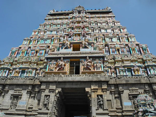 Torre del templo hindú con esculturas, India, Tamil nadu — Foto de Stock