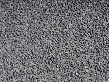 Arka plan olarak siyah baharat susamı (Sesamum). Kapat.