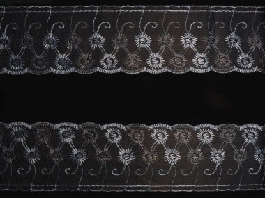 Siyah arkaplanda mavi dantel