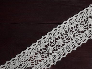 Kahverengi ahşap arka planda beyaz bağcıklar çapraz